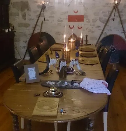 Cathares Couette-café Servies-en-Val